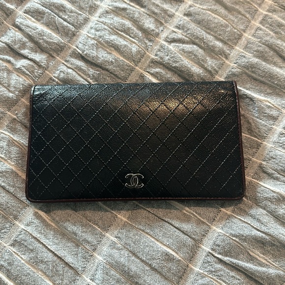 CHANEL BLACK/BORDEAUX BICOLOR YEN WALLET - Picture 1 of 7